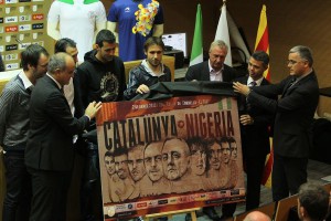 En la imagen, el acto de presentación del partido entre las selecciones catalana y nigeriana.