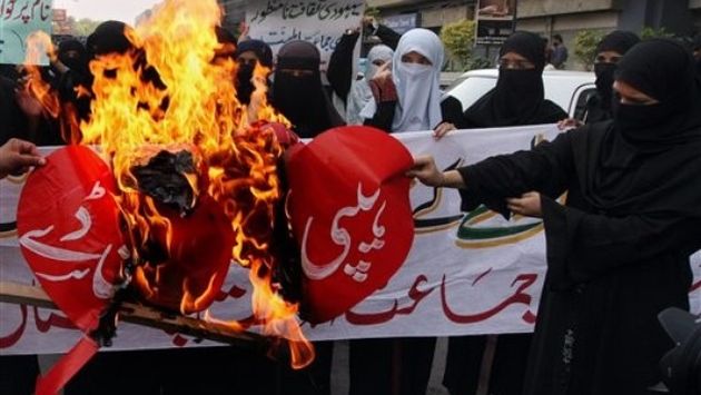 Musulmanas se manifiestan contra la celebración de San Valentín.