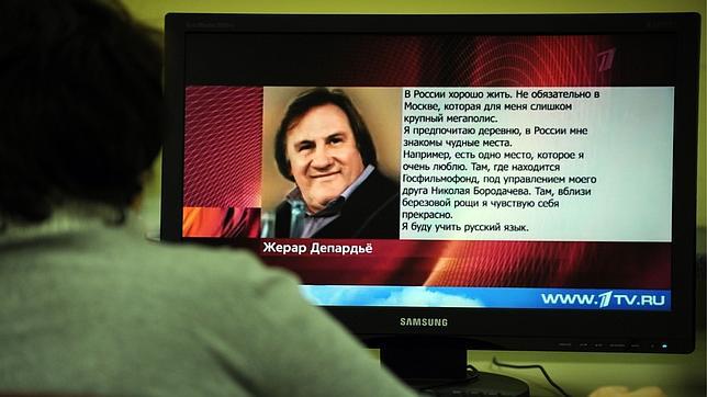 Una mujer lee la carta de Depardieu en la web del Canal Uno de la televisión rusa