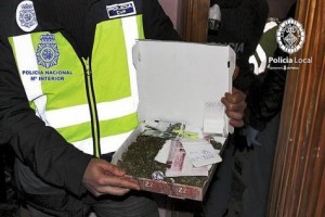 Marihuana, dinero y documentación intervenidos por los agentes.