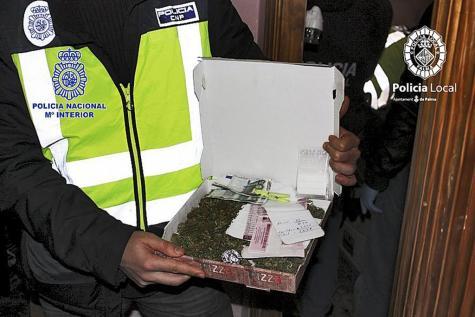 Marihuana, dinero y documentación intervenidos por los agentes.