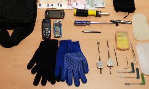 Herramientas incautadas a los detenidos.