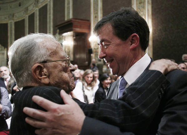 José Carrillo, abrazado por Santiago Carrillo el día de su toma de posesión como rector de la Complutense.