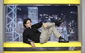 El cura-showman Javier Alonso, uno de los integrantes de 13 TV