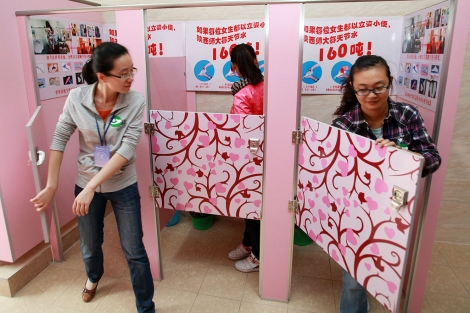 Unas estudiantes chinas prueban los nuevos orinales en la Universidad de Shanxi.