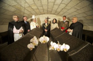 Autoridades civiles y religiosas, ante las tumbas de los Reyes Católicos.