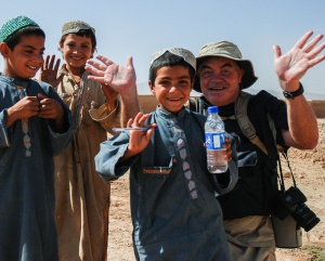 El reportero Yves Debay posa junto a unos niños en Afganistán, el 28 de julio de 2007.