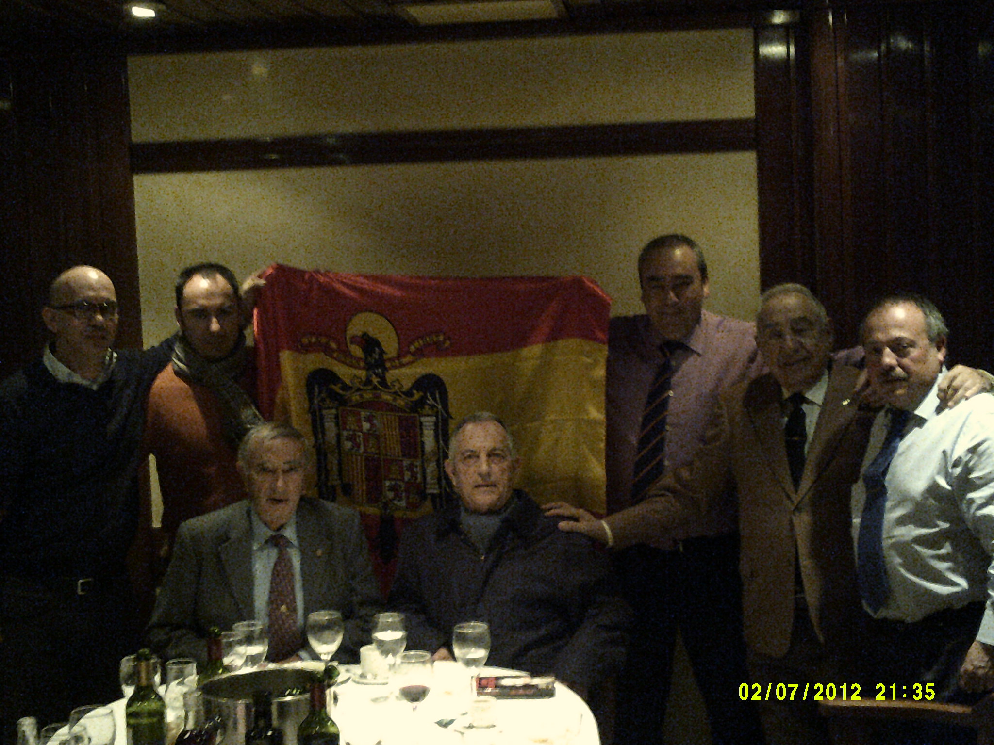 Armando Robles posa junto a algunos de los asistentes a su homenaje, entre ellos el ex gobernador civil de Tarragona, Agustín Castejón, el abogado Gerardo Sánchez y el político barcelonés Gerard Bellalta.