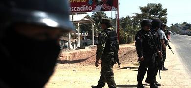 Militares y policías federales realizan un operativo de búsqueda en Acapulco.