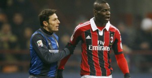 Balotelli y Zanetti durante el partido.