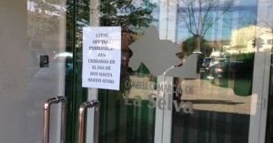 Cartel que avisa de que el consejo comarcal de La Selva permanecerá cerrado