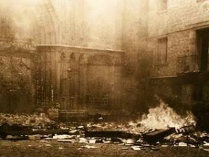 Puertas de la Catedral de Barcelona ardiendo