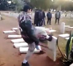Islamistas libios destrozan un cementerio cristiano.