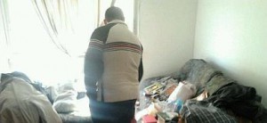 Un hombre observa el interior de la vivienda.