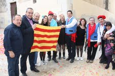Miembros de una 'colla' retaron a Robles a posar junto a ellos y con una senyera catalana.