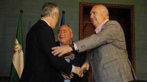 Griñán saluda a los líderes de UGT-A y CC.OO.-A, Manuel Pastrana y Francisco Carbonero, en San Telmo
