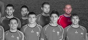 El policía, resaltado en color en la foto de equipo de Mislata Amateur B. 