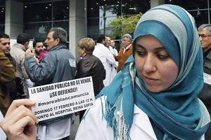 Una musulmana, durante una de las manifestaciones del pasado fin de semana en favor de la sanidad pública.