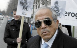 El doctor Morín junto a un grupo de manifestantes antiabortistas de AES.