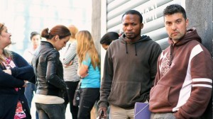 Parados de nacionalidad sueca hacen cola junto a una oficina de empleo en Estocolmo.