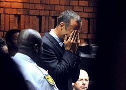 Pistorius rompe a llorar en el juzgado.