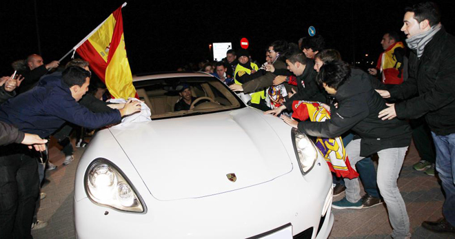 Aficionados madridistas recibieron de madrugada a los jugadores a su llegada a Valdebebas.