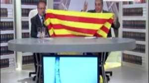 Armando Robles muestra una señera en 'La Ratonera'. A su derecha, Gerard Bellalta.