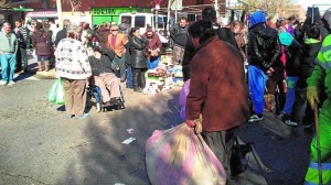 Portan los productos robados en bolsas y sábanas y los apilan en cajas y palés