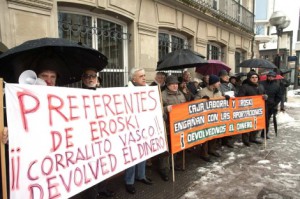 Decenas de afectados por las preferentes del grupo Mondragón frente al Parlamento.