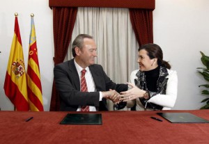 La alcaldesa de Elche estrecha la mano de Carlos Fabra.