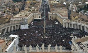 La Plaza de San Pedro, abarrotada de fieles.