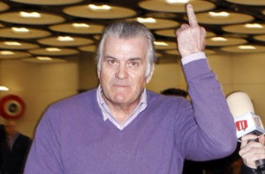 Luis Bárcenas hace una peineta al llegar a España tras sus vacaciones en Canadá