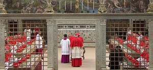 Los 115 cardenales entrando a la Capilla Sixtina.