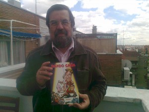 Enrique de Diego con su libro 'Dando caña', reproducido para los lectores de AD