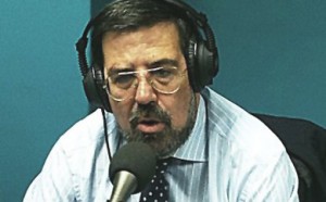 Enrique de Diego, autor de "Dando caña", durante uno de los programas de radio que dirigió durante su vinculación al grupo Intereconomía. 