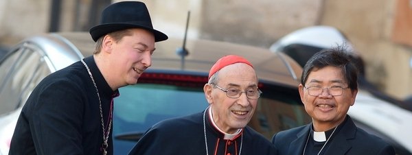 El falso obispo Ralph Napierski, en la foto a la izquierda, saluda al cardenal Sergio Sebiastiana en el Vaticano