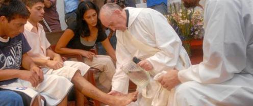 El que fuera cardenal Bergoglio, en Villamiseria (Buenos Aires), durante el lavatorio de los pies con unos jóvenes