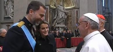 El Papa saluda a los Príncipes de Asturias durante el besamanos.
