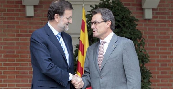 Mientras conducen a España al abismo, Mariano Rajoy y Artur Mas se saludan cordialmente.