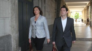 Miguel López Adán a su llegada a los juzgados para declarar por el caso «DeSevilla» junto a su abogada
