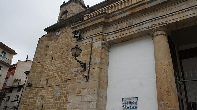 Fachada de la iglesia de La Asunción de Alsasua, con un cartel de presos de ETA