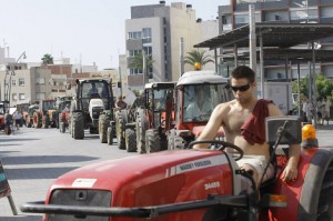 Los agricultores de Benicarló protestan con una 'tractorada' por los robos en el campo