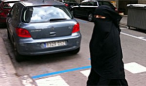 Una mujer pasea con burka por una calle de Barcelona