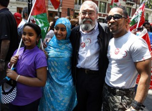 Cándido Méndez junto a un grupo de inmigrantes