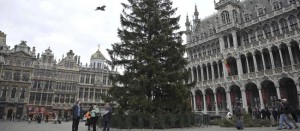 La Grand Place de Bruselas, cuando se colocaba el árbol 