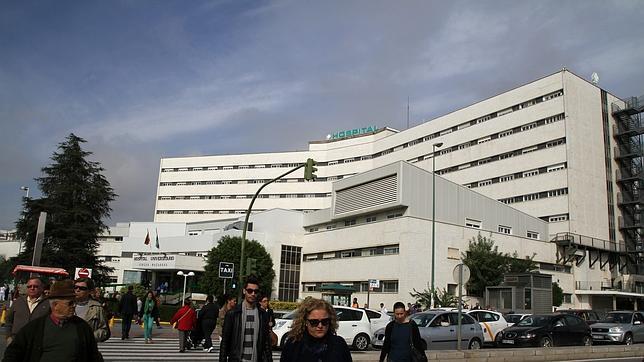 El hospital Virgen Macarena, arriba, y el Virgen del Rocío tienen un único gerente