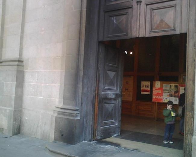 Imagen de la puerta de una iglesia incendiada recientemente por feministas.