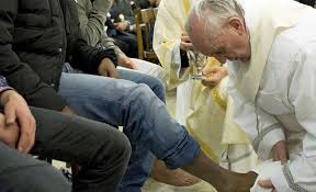 El papa Francisco lava los pies a presos musulmanes