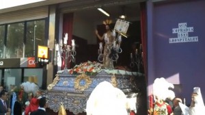 Salida de uno de los pasos de la Cofradía