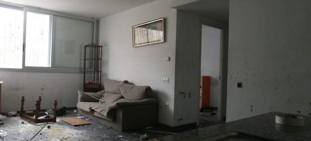 Uno de los pisos sociales ocupados en Sant Martí que han aparecido destrozados.